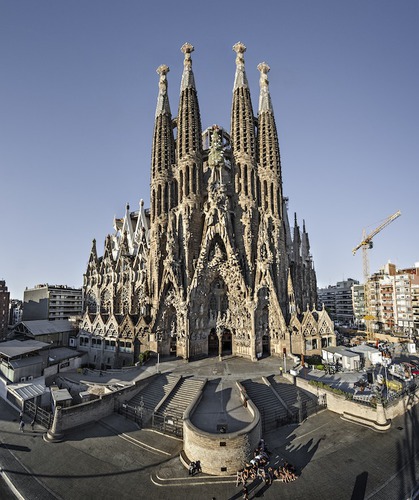 Dans quelle ville se trouve la " Sagrada Família " ?