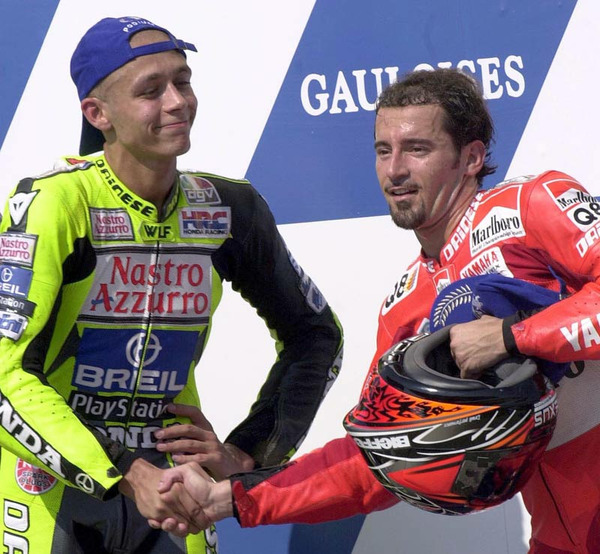 Dans quelle discipline Valentino Rossi et Max Biaggi etaient-ils rivaux ?