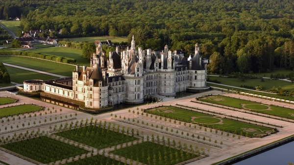 Sous le règne de quel souverain a été construit le château de Chambord ?