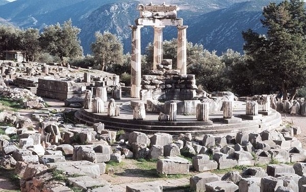 L'Oracle de Delphes était un lieu de culte dédié à :