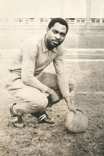 En 1970, il devient le premier entraîneur camerounais à conduire la sélection à une CAN. C'est :