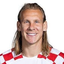 Défenseur croate rugueux aux longs cheveux :