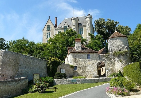 En Indre-et-Loire, quel nom est donné au château de Preuilly-sur-Claise ?