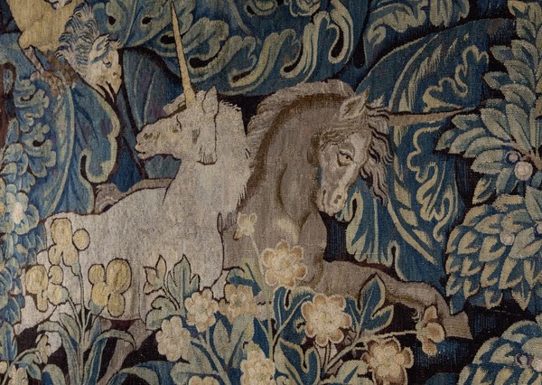 Comment s'appelle la fameuse tenture composée de dix tapisseries au château de Trémolière ?