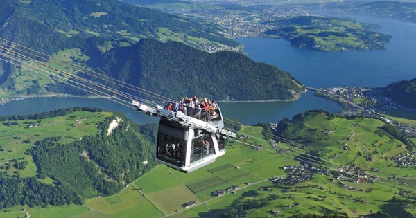 Au-dessus de quelle montagne suisse peut-on planer avec le téléphérique CabriO à deux étages depuis 2012 ?