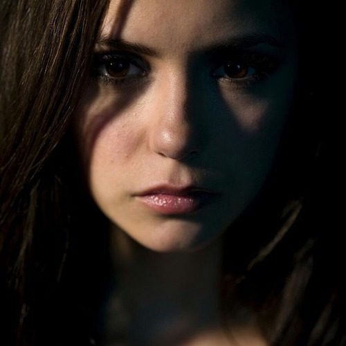 Quelle actrice joue le rôle d'Elena ?