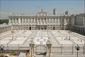 El palacio Real de Madrid es de estilo :