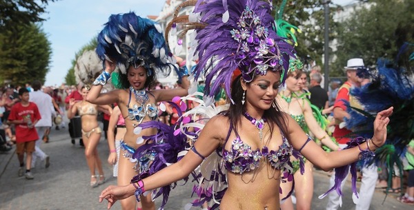 Sur quel rythme dansent les gens dans la rue lors des carnavals brésiliens ?