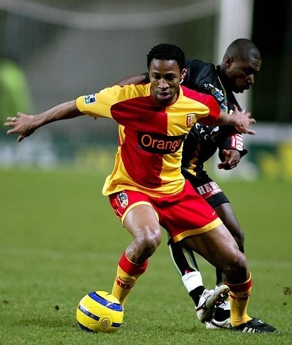 Milieu de terrain qui s'est révélé en Ligue 1 au milieu des années 2000, dans quel club français fut formé le malien Seydou Keita ?