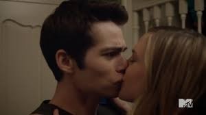 Qui embrasse Stiles en ce moment ?