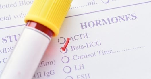 Qu'est-ce que l'HCG (Bêta-HCG) contrôlée pour déterminer si une femme est enceinte ou non ?