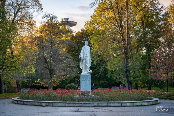 Ako sa volá pomník, ktorý sa nachádza v najstaršom bratislavskom verejnom parku v strednej Európe?