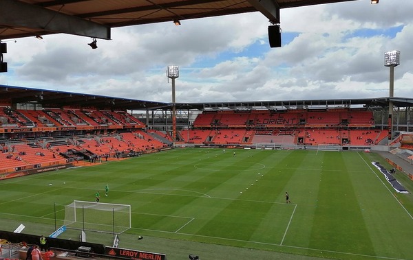 Comment s’appelle le stade du FC Lorient ?