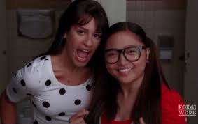 Que chantent Sunshine et Rachel dans Glee ?