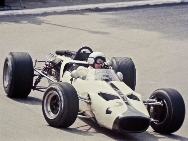 Pour la première participation de l'écurie au Championnat du Monde de F1 en 1966, qui est au volant de la McLaren ?