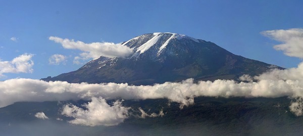 Le Kilimanjaro est une montagne dans le Nord-Est de la Tanzanie. Celui-ci comporte des volcans le composant. Combien exactement ?