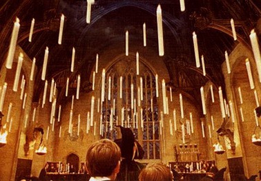 Dans quel livre Hermione a su que le plafond de la salle commune est magique ?