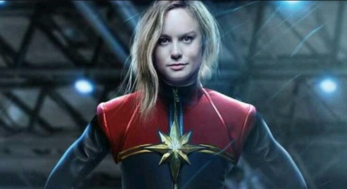 No final do filme, a Capitã Marvel é chamada pelos vingadores.