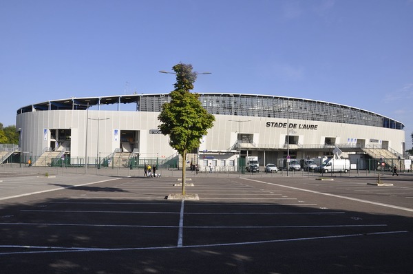 Quel club français reçoit ses adversaires au Stade de l'Aube ?