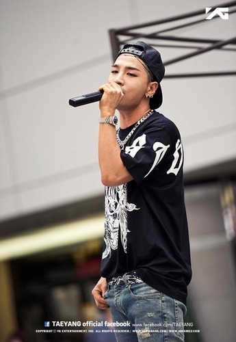 Reveiw on taeyang's 2010 interview:    *taeyang's acting like the best singer only because of the hit song -i need a girl- .how did he replayed for them  ?