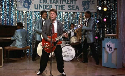 Quelle chanson joue Marty à la guitare lors du bal de 1955 ?