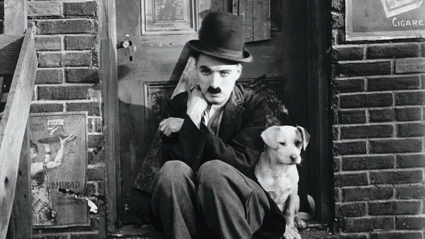 Quel est ce film de 1918 dans lequel Charlot partage l'affiche avec ce toutou ?