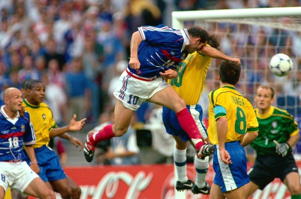 A la 27e minute, sur un corner tiré par Emmanuel Petit, Zinédine Zidane place une tête victorieuse. Quel brésilien a concédé ce corner ?