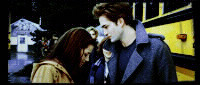 Quelle excuse Edward utilise-t-il pour que Bella ne monte pas avec lui dans le bus ?