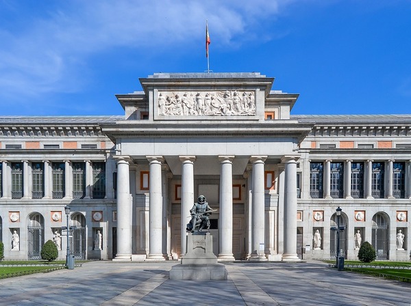 Dans quelle ville peut-on admirer des objets d'art au musée du Prado ?