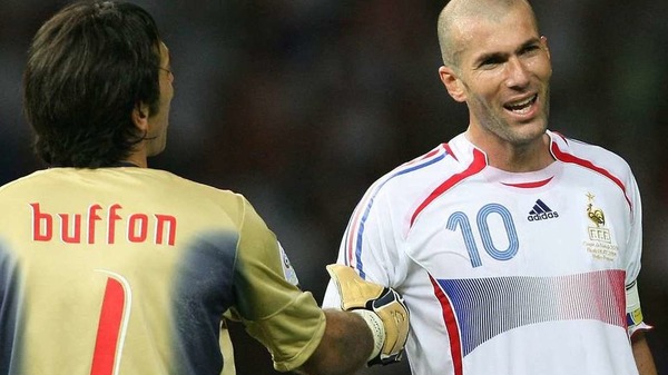 Lors de la finale du Mondial 2006, de quelle manière Zinédine Zidane a-t-il ouvert le score ?