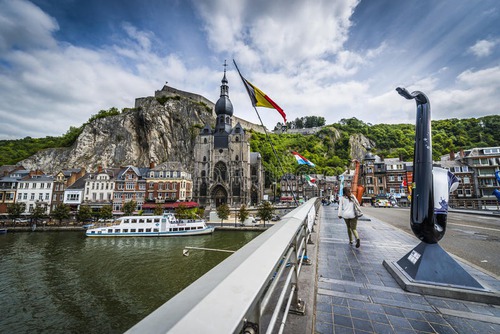 Quelle ville arrosée par la Meuse est-elle illustrée par la photo ?