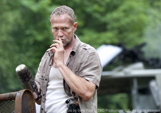 A la fin de la saison 3, c'est Merle qui tue le Gouverneur.