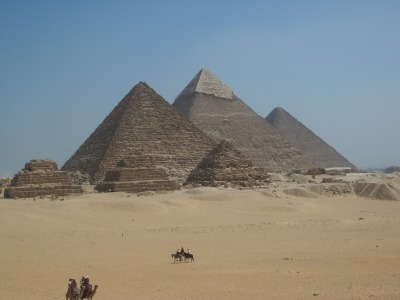 En quelle année furent construites les Pyramides de Gizeh ?