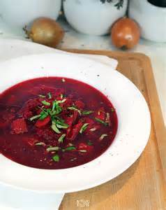 Dans quel pays commence-t-on le réveillon de Noël avec une soupe traditionnelle aux betteraves , la "barszcz"