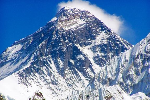 En 2023, c'est... qui a annoncé gravir l'Everest dans un an jour pour jour ?