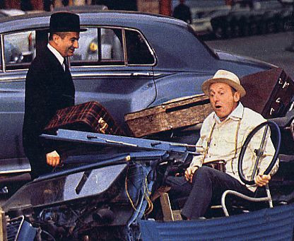 Dans le film "Le Corniaud" sorti en salles le 24 mars, que dit Bourvil après que Louis de Funès ait détruit sa 2CV ?
