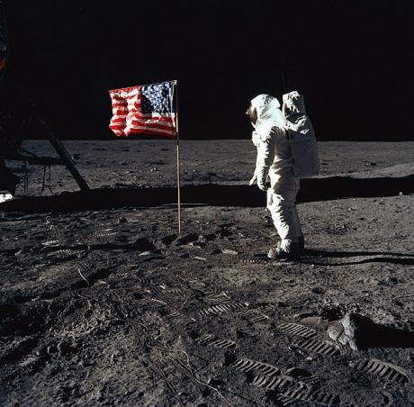 La date des premiers pas de l'homme sur la Lune est :