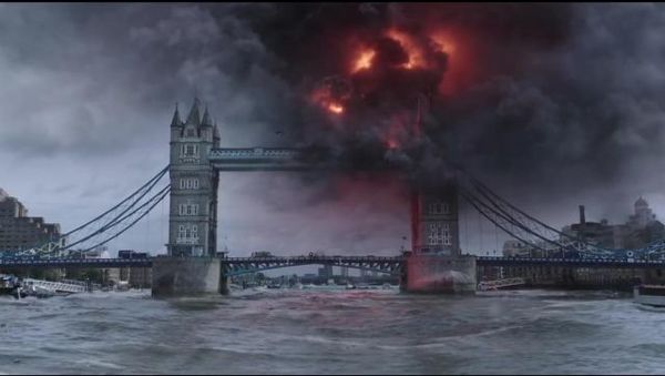 Près de quel pont londonien se déroule la bataille finale de Far From Home ?