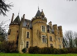 Dans quel pays se situe le château de Fougeret ?
