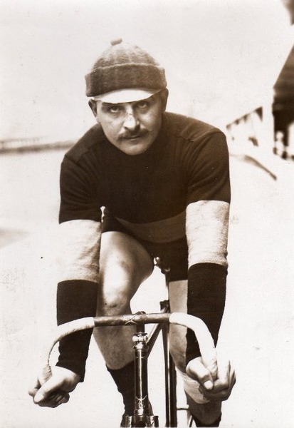 Il remporta le Tour de France en 1909.