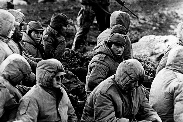 Conflit qui débute le 2 avril 1982 entre l'Argentine et le Royaume-Uni, il s'agit de la célèbre Guerre des.....