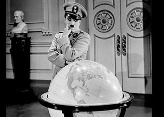 Dans "Le Dictateur" de 1940, Chaplin joue à la fois le rôle d'un Dictateur et d'un...