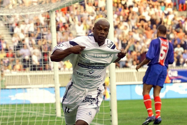Porté par un Sylvain Wiltord exeptionnel, les Girondins remportent le Championnat en 1999 en terminant à 1 point devant...