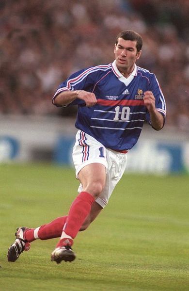 En 1998 en France, il dispute son premier Mondial.