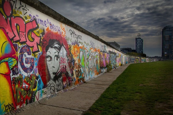Comment surnomme-t-on le mur de Berlin ?