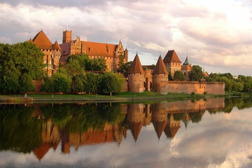 La forteresse de Marienbourg, aujourd’hui en Pologne, fut autrefois le palais…