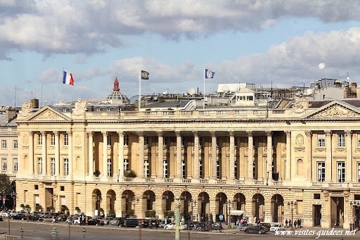 L'hôtel Crillon domine la place de la Concorde à Paris. L'une de ses colonnes est plus sombre que les autres. Pourquoi ?