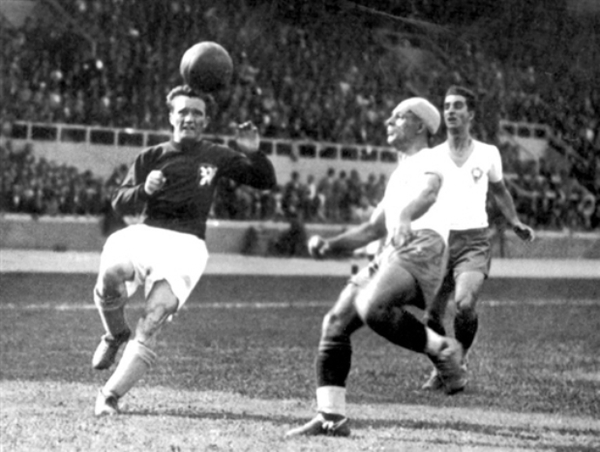 Qui a inscrit le premier but du match d'inauguration du Stade Municipal en 1938 entre le Brésil et la Tchécoslovaquie ?