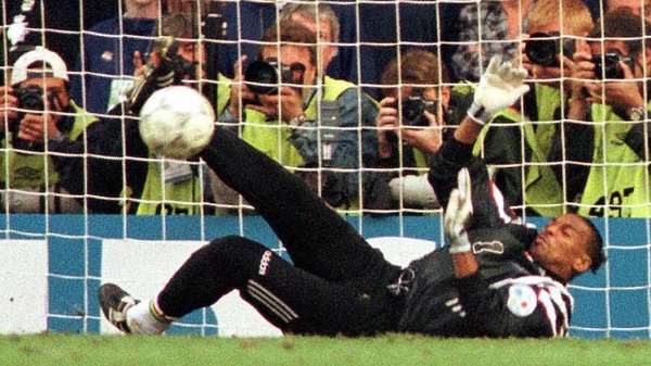 Lors de la séance de tirs au but des quarts de finale de l'Euro 96, de quel joueur hollandais stoppe-t-il la tentative ?