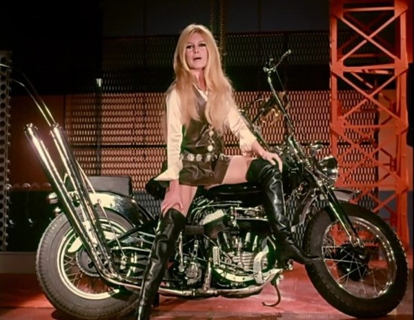 Quand elle est en Harley Davidson ......